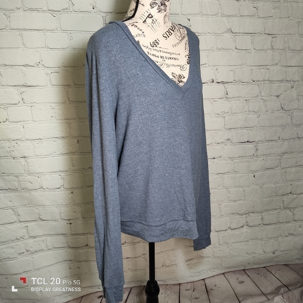WILDFOX Soft Brushed Beach Bunny V-Neck Jumper Top Teal NEW - Picture 3 of 8